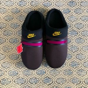 Nike burrow slippers new with tags